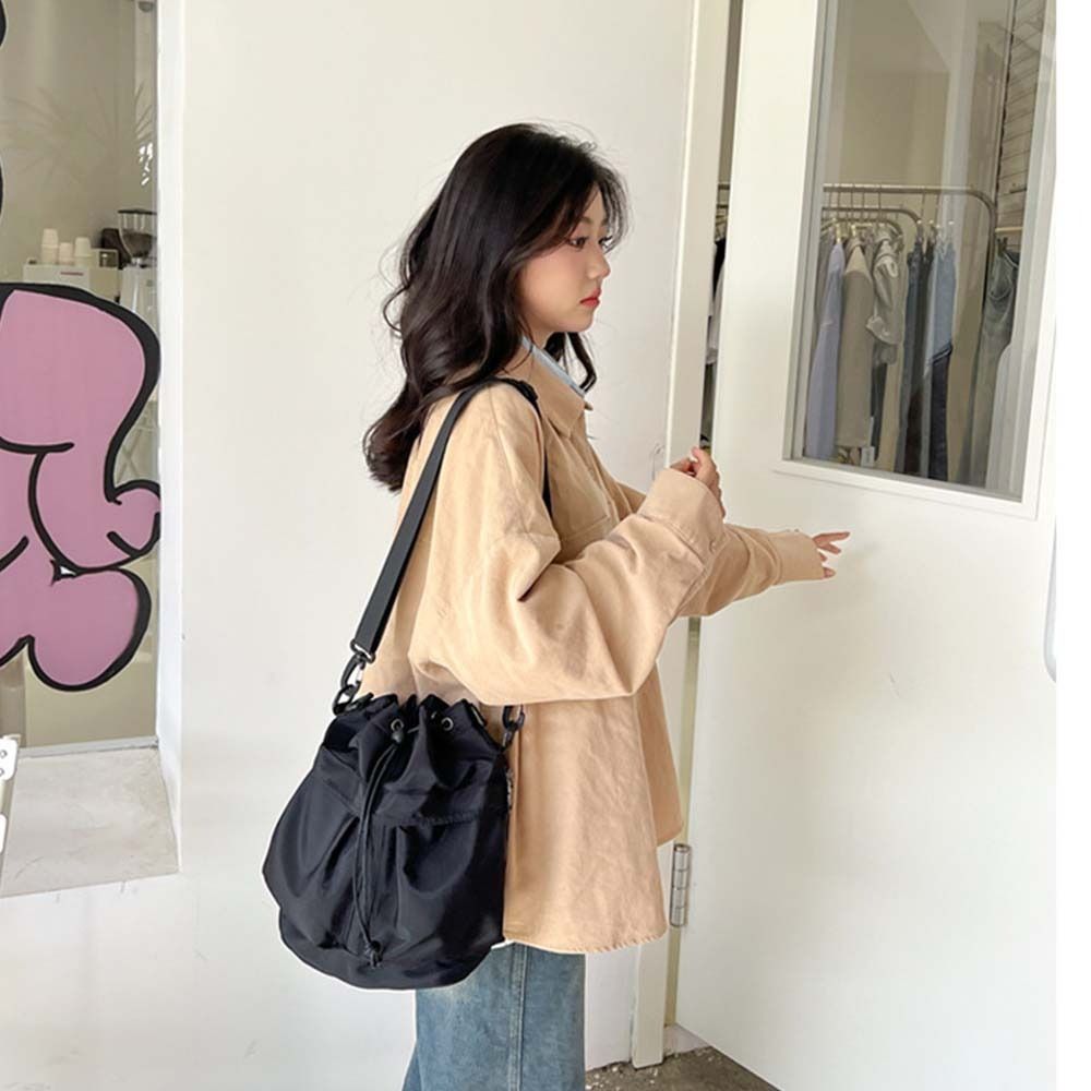 Interior Design Korean Style - กระเป๋าสะพายข้างไนลอนสไตล์เกาหลีน่ารัก กระเป๋าฟิตเนสแบบมีเชือกรูดไนลอนความจุขนาดใหญ่ กระเป๋าโท้ท กระเป๋าทรงถังสีทึบ สำหรับสาวๆ