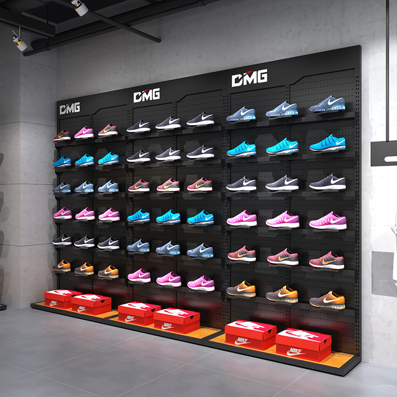 Interior Design Retail - ร้านขายรองเท้าผ้าใบแฟชั่นชั้นนำสำหรับผู้ชาย พร้อมชั้นวางโชว์รองเท้าแบบฐานไม้และชั้นวางรองเท้าโลหะแบบลอยได้ สำหรับตกแต่งภายในร้านค้า